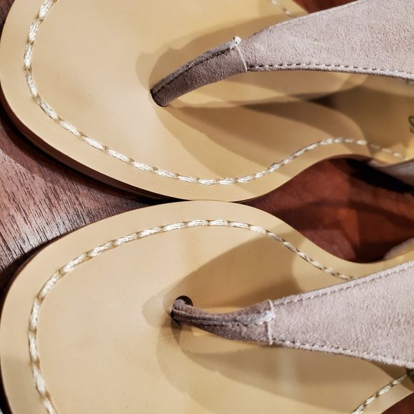 Guess Picturing Suede Thong Sandals new in box! - Picture 4 of 7